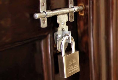 கந்துவட்டி புகார்: பெயர் குழப்பத்தால் நர்சு குடும்பத்தை வீட்டில் பூட்டிய போலீசார் - நெல்லை அருகே பரபரப்பு