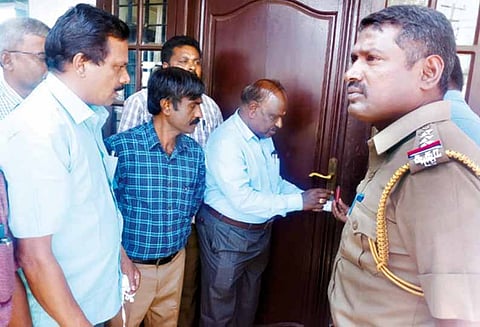 கொடைக்கானல் அருகே, 10 தங்கும் விடுதிகள் பூட்டி ‘சீல்’ வைப்பு