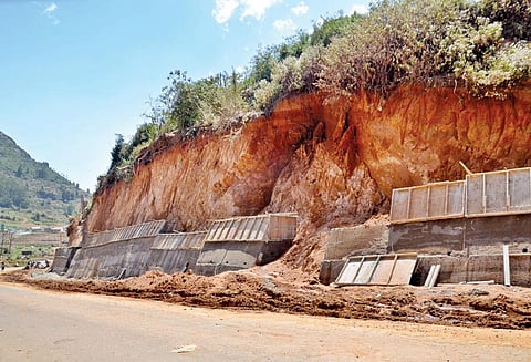 அகலப்படுத்தும் பணியால் ஊட்டி-குன்னூர் சாலையில் மண்சரிவு ஏற்படும் அபாயம் - வாகன ஓட்டிகள் பீதி