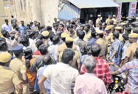 எண்ணூர் துறைமுக சாலை பணிக்காக கடைகளை இடிக்க உள்ளதால் மாற்று இடம் கேட்டு அதிகாரிகளை மீனவர்கள் முற்றுகை ஆக்கிரமிப்பு கடைகள் மீட்பு