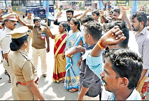 கலெக்டர் அலுவலகம் முன்பு தமிழ்ப்புலிகள் கட்சியினர் அனுமதியின்றி ஆர்ப்பாட்டம் - 41 பேர் கைது