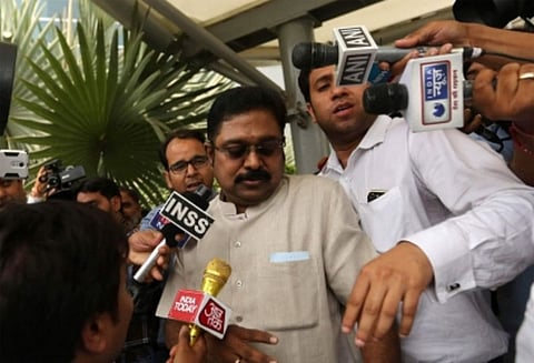 இரட்டை இலை சின்னம் பெற லஞ்சம் கொடுக்க முயன்றதாக புகார் : டிடிவி தினகரன் மீதான வழக்கு விசாரணைக்கு தடை