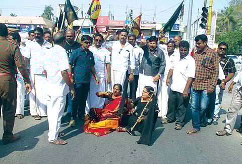 காட்பாடியில் துரைமுருகனை கண்டித்து தே.மு.தி.க.வினர் சாலைமறியல் தி.மு.க.வினரும் திரண்டதால் பரபரப்பு