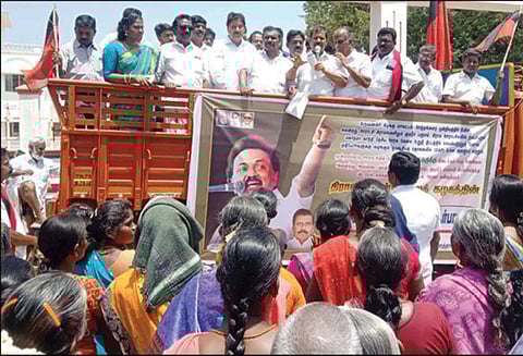 ஊத்தங்கரை வட்டார வளர்ச்சி அலுவலகம் முன்பு தி.மு.க.வினர் கண்டன ஆர்ப்பாட்டம்