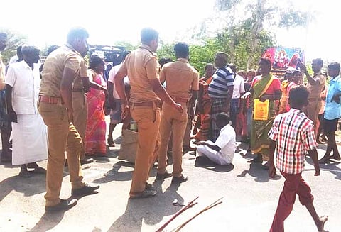 விராலிமலை அருகே, நிவாரண பொருட்கள் கேட்டு பொதுமக்கள் சாலை மறியல் - 2 மணி நேரம் போக்குவரத்து பாதிப்பு