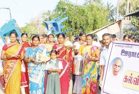 குளித்தலை, தரகம்பட்டி, லாலாபேட்டை பகுதி அரசு பள்ளிகளில் கல்விச்சீர் வழங்கும் விழா