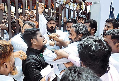 த.மு.மு.க. மாநில செயற்குழு கூட்டம்: அனுமதி மறுக்கப்பட்டதால் இரு கோஷ்டியினரிடையே தள்ளுமுள்ளு விழுப்புரத்தில் பரபரப்பு