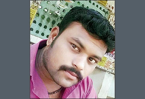 தனி அறையில் அடைத்து வைத்ததால் ஆத்திரம்: அம்மிக்கல்லை தலையில் போட்டு தந்தையை கொன்ற அதிகாரி