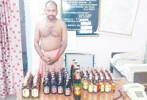 மார்த்தாண்டம் அருகே பழக்கடையில் மது விற்ற வியாபாரி கைது 82 மதுபாட்டில்கள் பறிமுதல்