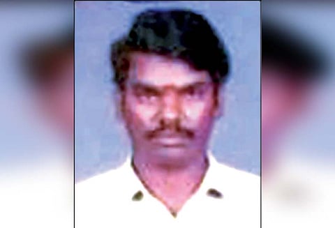 டயரை தூக்கும்போது கயிறு அறுந்தது அரசு பஸ்சின் மேற்கூரையில் இருந்து கீழே விழுந்த ஊழியர் சாவு