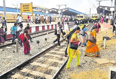 தாம்பரம் ரெயில் நிலையத்தில் ஆபத்தை உணராமல் தண்டவாளத்தை கடக்கும் பயணிகள் விரைவு மின்சார ரெயிலை இயக்காததால் அவதி