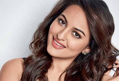 ரூ. 37 லட்சம் மோசடி புகார்: நடிகை சோனாக்சியை கைது செய்ய தடை