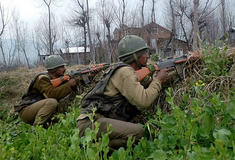 புல்வாமா தாக்குதலுக்கு மூளையாக செயல்பட்ட அகமது கானை பாதுகாப்பு படை சுட்டு வீழ்த்தியது