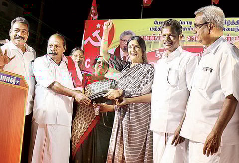 மோடி, எடப்பாடி பழனிசாமி அரசுகளுக்கு எதிராக வாக்களித்து தமிழக மக்கள் ஒரே கல்லில் இரண்டு மாங்காய் அடிக்க வேண்டும்