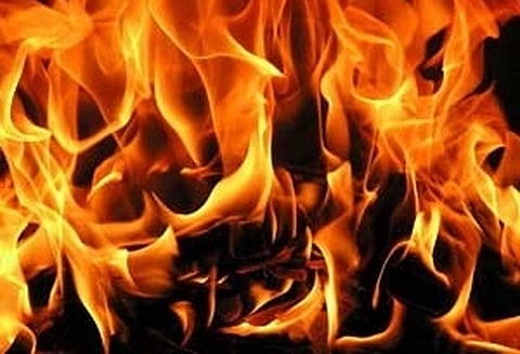 பிவண்டியில் தீயில் உடல் கருகிய தாய், மகள் பரிதாப சாவு கணவரை பயமுறுத்த மண்எண்ணையை உடலில் ஊற்றிய போது விபரீதம்