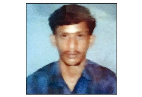 அரக்கோணம் அருகே லாரியில் எரிந்த நிலையில் பிணமாக கிடந்தவர் டிரைவர் - போலீஸ் விசாரணை தீவிரம்