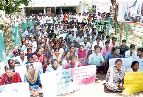 பொள்ளாச்சியில் பாதிக்கப்பட்ட பெண்களுக்கு நீதிகேட்டு கடலூரில், அரசு கல்லூரி மாணவர்கள் உள்ளிருப்பு போராட்டம்