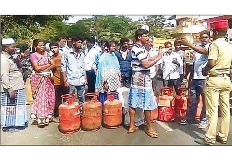 பாப்ஸ்கோ ஊழியர்கள் பணிக்கு வராததால் கியாஸ் சிலிண்டர்களுடன் பொதுமக்கள் சாலைமறியல்