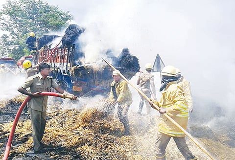 வெள்ளமடம் அருகே மின் கம்பி உரசியது: வைக்கோல் ஏற்றி வந்த லாரியில் தீப்பற்றியது