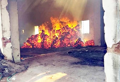 அ.தி.மு.க. நிர்வாகிக்கு சொந்தமான கயிறு தொழிற்சாலையில் பயங்கர தீ