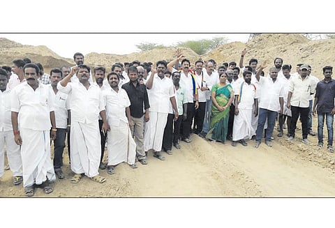 எட்டயபுரம் அருகே வைப்பாற்று படுகையில் பா.ம.க.- தே.மு.தி.க.வினர் முற்றுகை