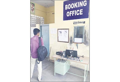 அரக்கோணம் ரெயில் நிலைய அலுவலகத்தில் மீண்டும் பாம்பு புகுந்தது