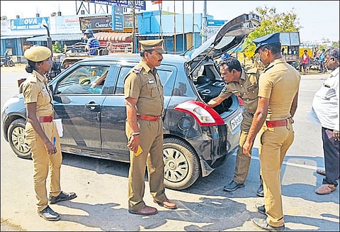 தடப்பெரும்பாக்கம் கூட்டு சாலையில் தேர்தல் பறக்கும் படையினர் வாகன சோதனை