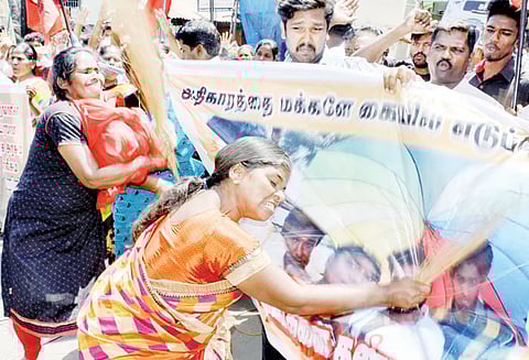 பொள்ளாச்சி பாலியல் பலாத்கார வழக்கில் கைதானவர்களின் படத்தை துடைப்பத்தால் அடித்து போராட்டம்