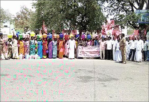 குடிநீர் வழங்கக்கோரி விவசாய தொழிலாளர் சங்கத்தினர் போராட்டம்
