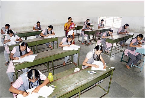 சேலம் மாவட்டத்தில் 152 மையங்களில் எஸ்.எஸ்.எல்.சி. தேர்வை 45,508 மாணவ, மாணவிகள் எழுதினர்