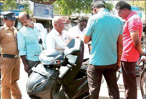 தாராபுரத்தில், பட்டப்பகலில் ஸ்கூட்டரில் வைத்திருந்த ரூ.2 லட்சம் திருட்டு - மர்ம ஆசாமிகளை போலீசார் தேடி வருகிறார்கள்