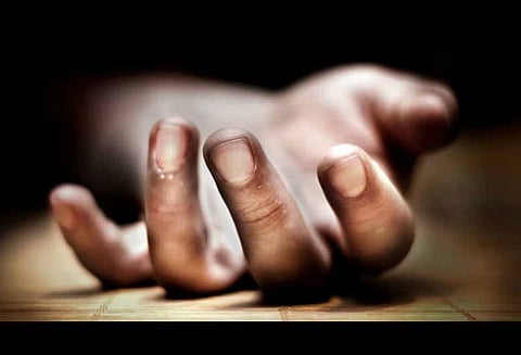 மின்கம்பத்தில் மோட்டார் சைக்கிள் மோதல்: தொழிலாளி பலி; மனைவி காயம்