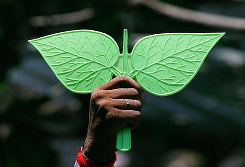 ஈபிஎஸ்-ஓபிஎஸ் தரப்புக்கு இரட்டை இலை சின்னம் ஒதுக்கியதற்கு தடை விதிக்க உச்ச நீதிமன்றம் மறுப்பு