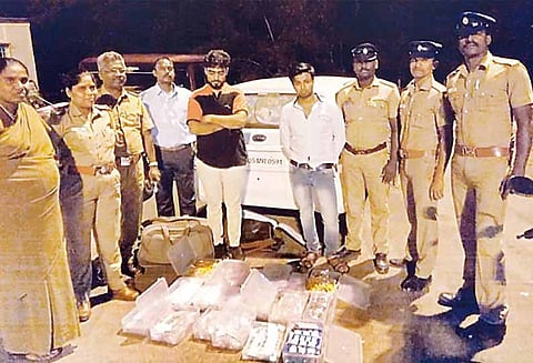 தேர்தல் பறக்கும் படையினர் சோதனை, ரூ.12 லட்சம் மதிப்புள்ள வெள்ளி பொருட்கள் பறிமுதல்