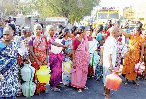 குடிநீர் வினியோகம் செய்யக்கோரி காலிக்குடங்களுடன் பொதுமக்கள் மறியல் ஒரு மணி நேரம் போக்குவரத்து பாதிப்பு