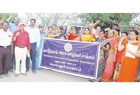 பொள்ளாச்சி பாலியல் வன்கொடுமை சம்பவத்தை கண்டித்து பெரம்பலூரில் 3 இடங்களில் ஆர்ப்பாட்டம்