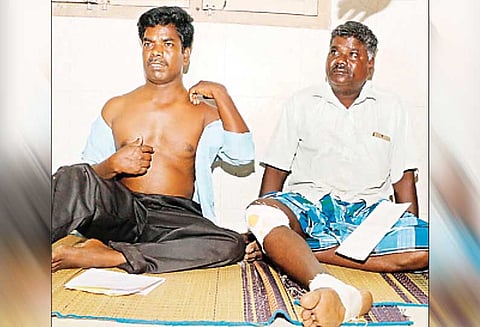 பண்ருட்டி அருகே பரபரப்பு, டாஸ்மாக் ஊழியர்களை கத்தியால் குத்தி பணம் பறிப்பு