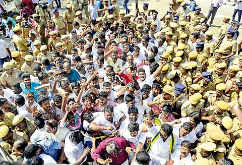 விமான நிலையத்துக்கு தேவர் பெயர் சூட்டக்கோரி ரெயில் மறியலில் ஈடுபட முயன்ற 176 பேர் கைது