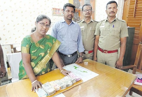 குடியாத்தம் அருகே காரில் எடுத்துச்சென்ற ரூ.3 லட்சம் பறிமுதல் வாகன சோதனையில் சிக்கியது