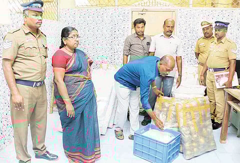 திருச்சி ஸ்ரீரங்கம் கோவிலுக்கு பரிகார பூஜைக்கு எடுத்து வந்த 1,008 பித்தளை செம்புகள் பறிமுதல்