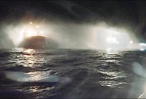 கடல்வாழ் உயிரினங்கள் ஆராய்ச்சியின்போது நடுக்கடலில் கப்பல் தீப்பிடித்து எரிந்தது விஞ்ஞானிகள் உள்பட 36 பேர் பத்திரமாக மீட்பு