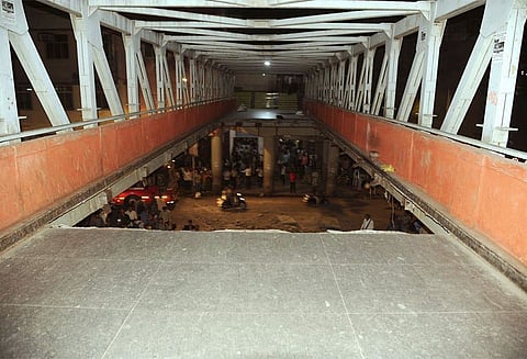 சி.எஸ்.எம்.டி. நடைமேம்பாலம் இடிந்து விபத்து: தந்தையை காப்பாற்றி தன்னுயிர் நீத்த மகன் உருக்கமான தகவல்கள்