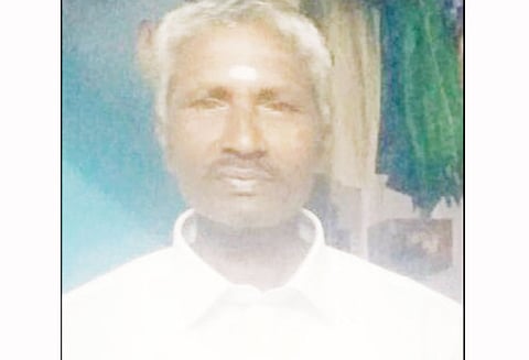 பாலம் கட்டுவதற்காக சாலையில் தோண்டப்பட்ட பள்ளத்தில் மொபட்டுடன் தவறி விழுந்தவர் சாவு