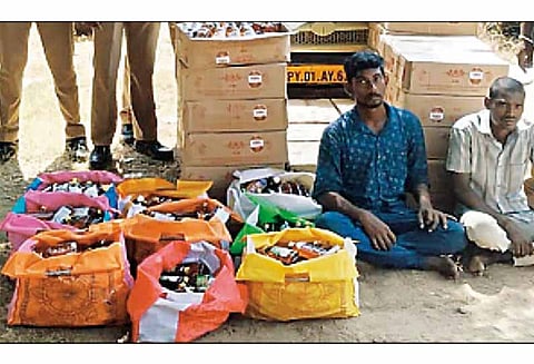 திண்டிவனம் அருகே, மினிலாரியில் கடத்திய 2,400 மதுபாட்டில்கள் பறிமுதல் - 2 பேர் கைது