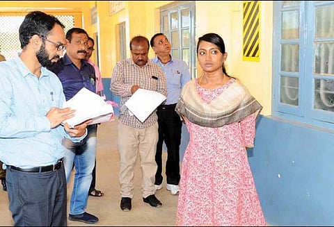 அடிப்படை வசதிகள் குறித்து வாக்குச்சாவடிகளில் கலெக்டர் ஆய்வு