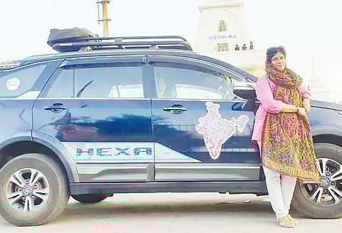 பெண்களின் பாதுகாப்பை வலியுறுத்தி நாடு முழுவதும் காரில் வலம் வரும் பெண் கன்னியாகுமரி வந்தார்