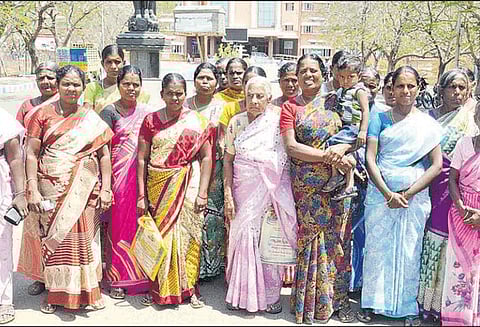 தண்ணீர் பிரச்சினையை தீர்க்கக்கோரி கலெக்டர் அலுவலகம் வந்த பெண்கள்