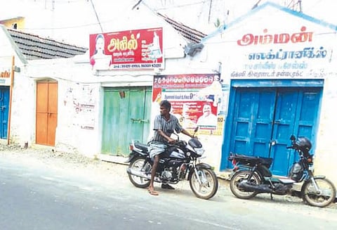 வெள்ளியணையில் இருதரப்பினர் இடையே பயங்கர மோதல் கடைகள் அடைப்பு