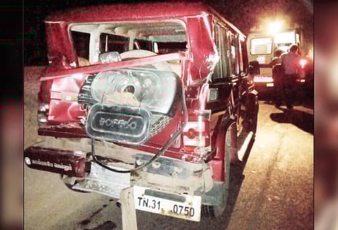 பண்ருட்டி அருகே தேர்தல் பறக்கும் படையினர் சென்ற வாகனம் மீது பஸ் மோதல் தாசில்தார் உள்பட 7 பேர் காயம்