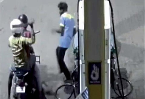 மோட்டார்சைக்கிளுக்கு பெட்ரோல் நிரப்பி விட்டு பணம் கொடுக்காமல் அரிவாளை காட்டி மிரட்டிய வாலிபர்கள்